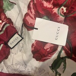 Gucci floral silk scarf with tag